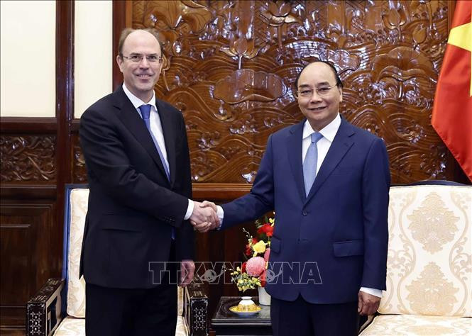 Президент Нгуен Суан Фук и Посол Люксембурга Патрик Хеммер. Фото: VNA Президент Нгуен Суан Фук и Посол Люксембурга Патрик Хеммер. Фото: VNA