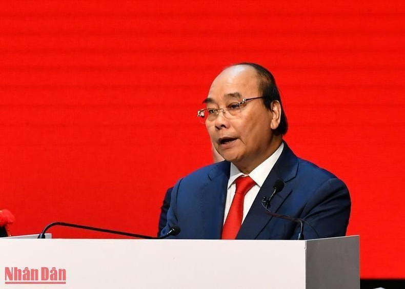 Президент Нгуен Суан Фук выступает на конференции.