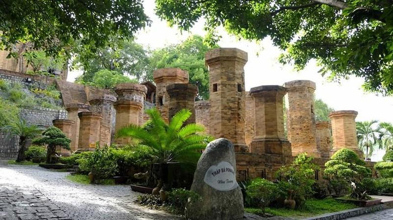 Зона Мандапа имеет 4 ряда колонн, построенных из обожженного кирпича, в том числе 10 больших и 12 маленьких восьмиугольных колонн. Фото: VNA Зона Мандапа имеет 4 ряда колонн, построенных из обожженного кирпича, в том числе 10 больших и 12 маленьких восьмиугольных колонн. Фото: VNA