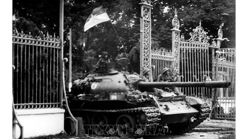 Танк освободительной армии входит во Дворец Независимости, 30 апреля 1975 г. Фото: ВИА