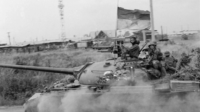 Освободительная армия заняла бронетанковую школу марионеточной армии на базе Ныокчонг (Биенхоа). С начала апреля 1975 года наши главные силы со всех направлений двинулись к Сайгону, бурной силой атаковали противника и уничтожили всю внешнюю линию обороны противника. (Фото: Хыа Кием/ВИА)