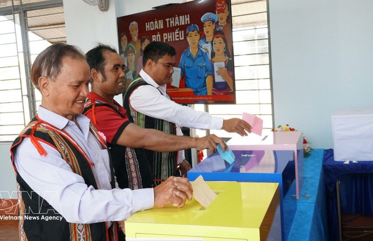 Многочисленные представители этнических меньшинств из бывшей революционной базы общины Гао (провинция Зялай) приходят голосовать с самого раннего утра. (Фото: ВИА)