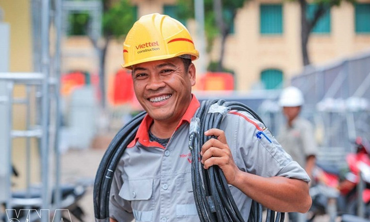 Радуется Буй Дык Нам, технический сотрудник базовой станции — филиала строительных работ Viettel в Ханое Генеральной акционерной корпорации строительных работ Viettel. Фото: ВИА