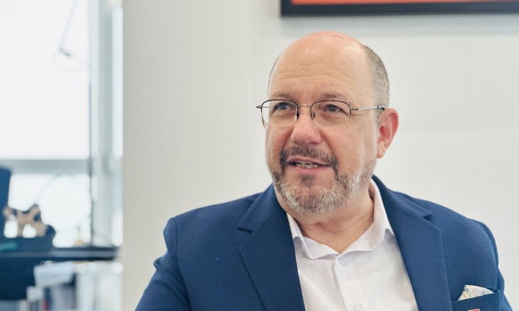 Посол Швейцарии во Вьетнаме Томас Гасс отвечает на вопросы корреспондента Вьетнамского Информационного Агентства. Фото: ВИА