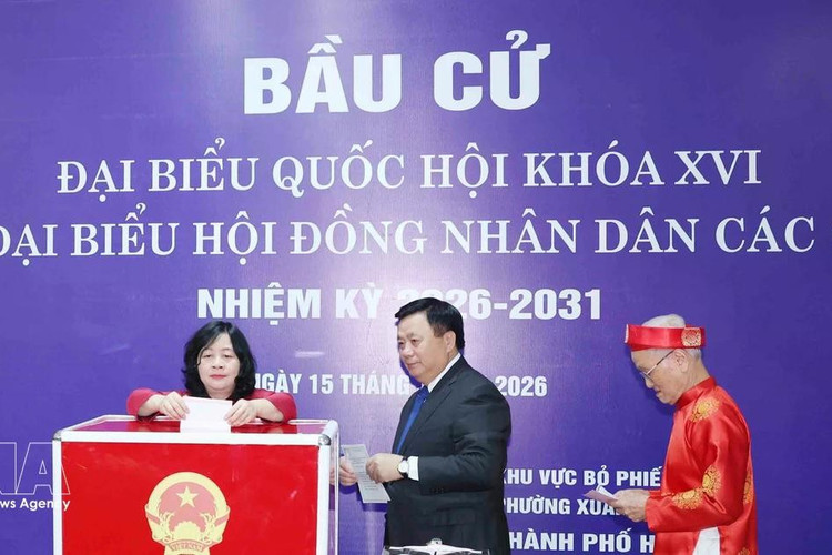 Председатель Центрального комитета Отечественного фронта Вьетнама Буй Тхи Минь Хоай вместе с избирателями голосует на выборах. Фото: ВИА