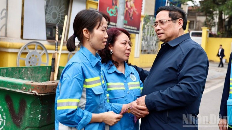 Премьер-министр Фам Минь Тьинь общается и поддерживает сотрудников, несущих дежурство в районе цирка на улице Чан Нян Тонг.