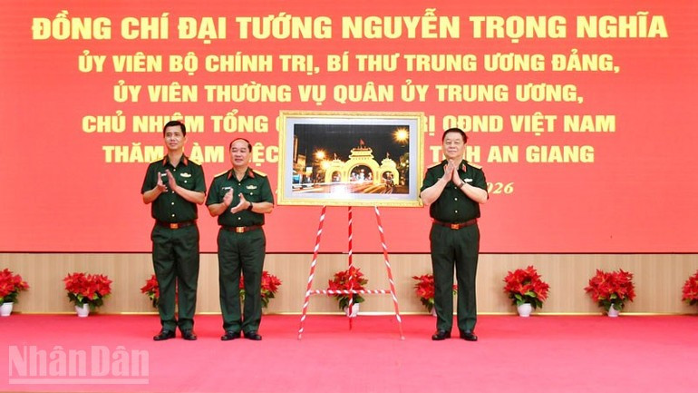 Руководитель штаба Военного командования провинции Анзянг вручает подарок генералу армии Нгуен Чонг Нгиа по случаю его визита и вручения подарков в провинции Анзянг. Фото: Фыонг Ву