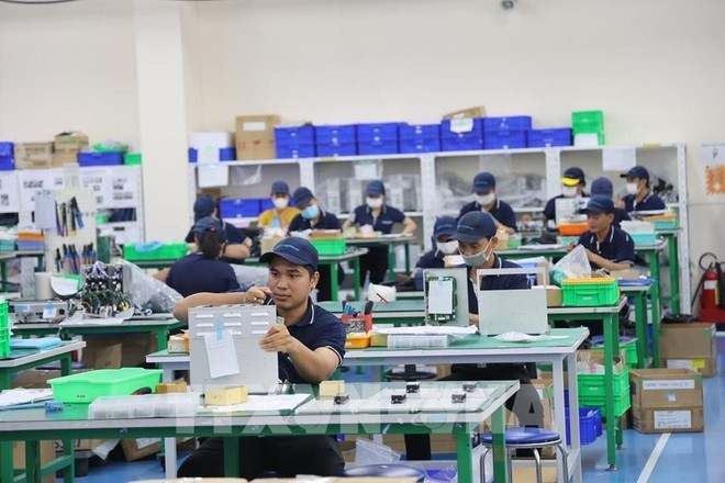 Рабочие завода TAZMO VIETNAM собирают оборудование для промышленных роботов. (Фото: ВИА)