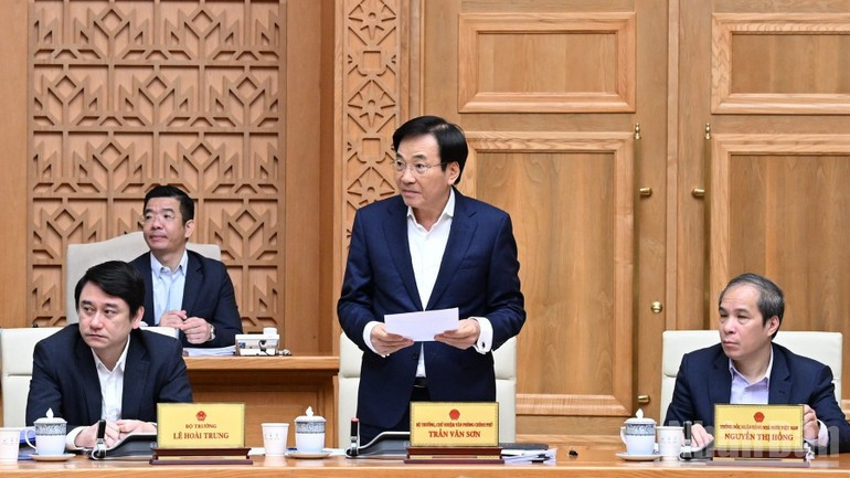 Министр, руководитель Канцелярии Правительства Чан Ван Шон выступает на заседании. (Фото: Чан Хай)