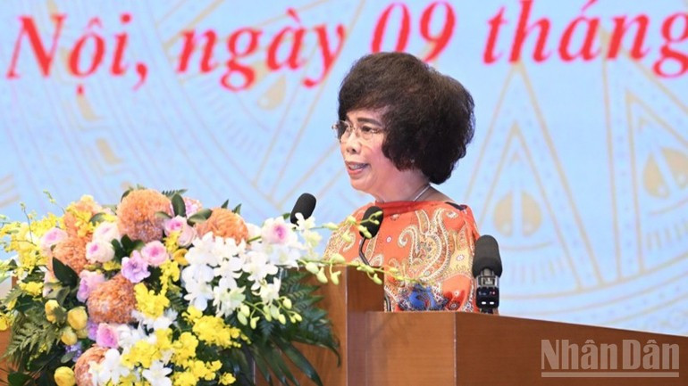 Госпожа Тхай Хыонг, основатель и председатель Стратегического совета корпорации TH, генеральный директор банка Бак А, выступает с речью на конференции. Фото: Чан Хай