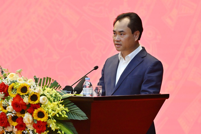 Секретарь партийного комитета провинции Лаокай Чинь Вьет Хунг выступает на церемонии.