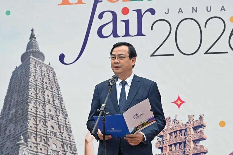 Начальник Национального управления по туризму Вьетнама Нгуен Чунг Кхань выступает на мероприятии.