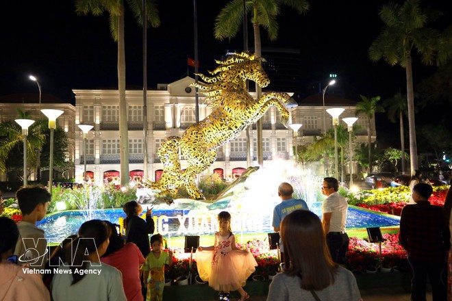 Жители и туристы отдыхают, гуляют и фотографируются в общественных пространствах в первые дни весны 2026 года в Дананге. Фото: ВИА.