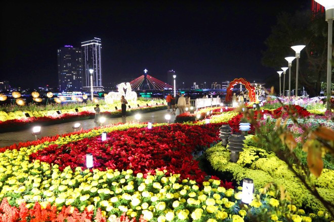 Дананг украшает городские улицы, приветствуя гостей, прибывших познакомиться с вьетнамским Тэт. Фото: ВИА.