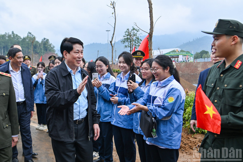 Президент Лыонг Кыонг с местными жителями на церемонии.