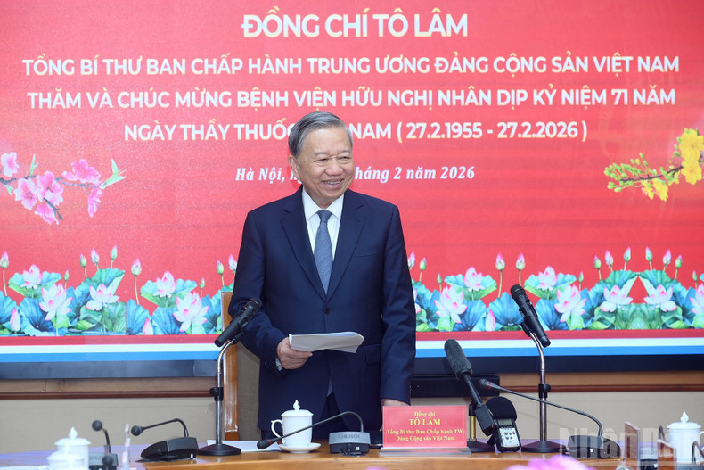 Генеральный секретарь ЦК КПВ То Лам выступает с поздравительной речью перед сотрудниками и медицинским персоналом Больницы дружбы по случаю 71-й годовщины Дня вьетнамского врача.
