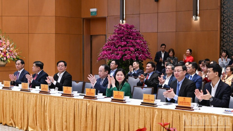 Вице-премьеры и руководители канцелярии Правительства на встрече.