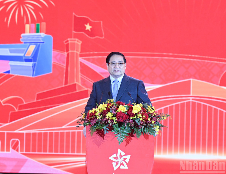 Премьер-министр Фам Минь Тьинь выступает с речью на церемонии открытия Весенней ярмарки 2026 года.
