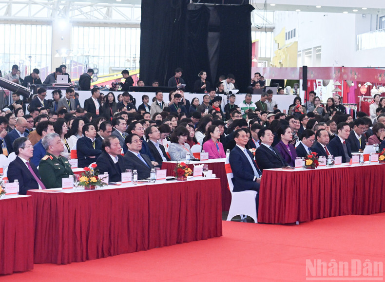 Премьер-министр Фам Минь Тьинь и делегаты на церемонии открытия первой Весенней ярмарки 2026 года.