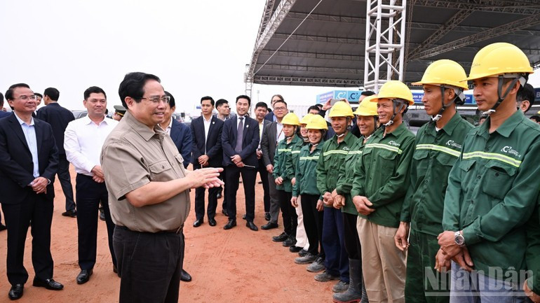 Премьер-министр Фам Минь Тьинь внимательно расспрашивает, изучает и дает указания по ходу строительства на площадке международного аэропорта Зябинь.