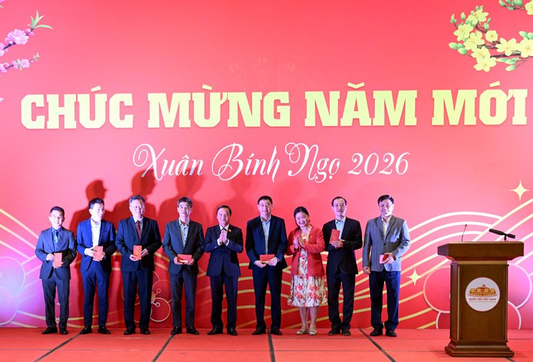 Заместитель Председателя НС Нгуен Дык Хай поздравляет коллективы с праздником.