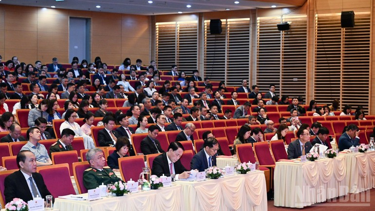 Руководители и делегаты на конференции. Фото: Чан Хай
