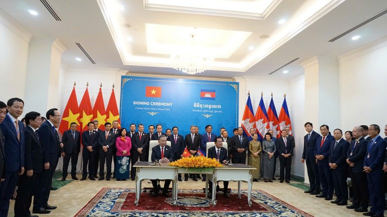 Генеральный секретарь То Лам присутствует на церемонии подписания и обмена документами о сотрудничестве в Камбодже.