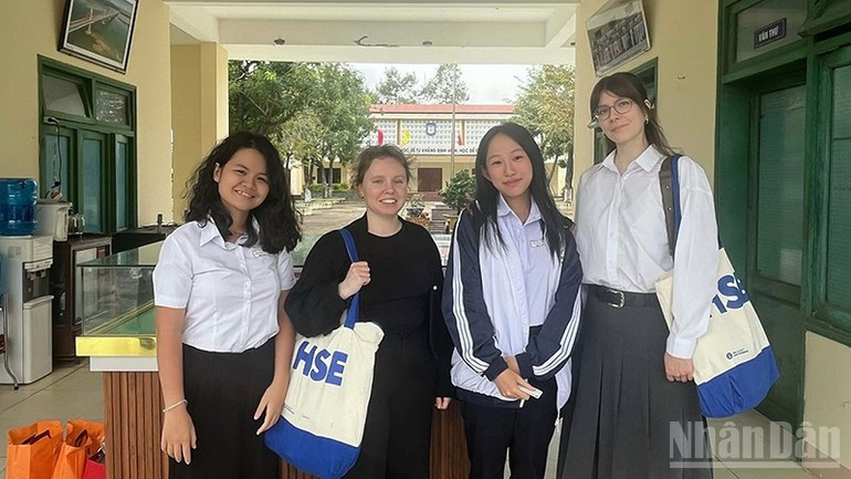 Чан Тхи Тыонг Ви с преподавателями Высшей школы экономики (HSE).