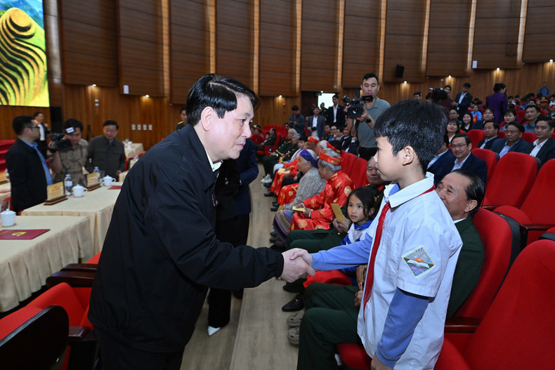 Президент Лыонг Кыонг поздравляет с праздником Тэт детей провинции Лаокай.