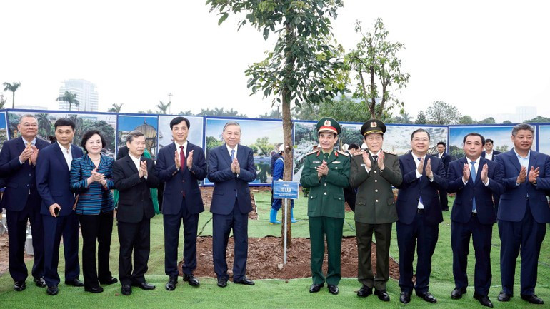 Генеральный секретарь ЦК КПВ То Лам и делегаты на церемонии запуска «Праздника посадки деревьев – Вечная благодарность Дядюшке Хо», весна Бинь Нго 2026. Фото: ВИА