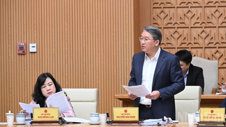 Министр юстиции Нгуен Хай Нинь выступает на заседании. (Фото: Чан Хай)