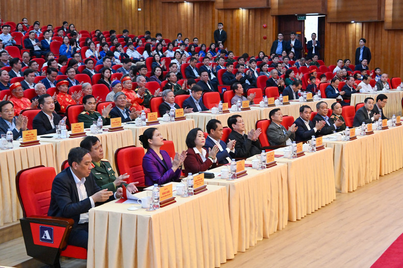 Президент Лыонг Кыонг с делегатами на церемонии.