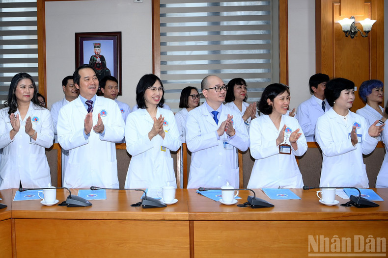 Сотрудники и медицинский персонал Больницы дружбы на встрече.