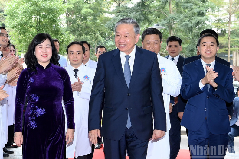 Генеральный секретарь ЦК КПВ То Лам посещает Больницу дружбы по случаю 71-й годовщины Дня вьетнамского врача.