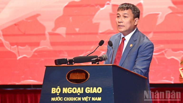 Постоянный заместитель министра иностранных дел Нгуен Минь Ву зачитывает доклад на конференции. Фото: Чан Хай