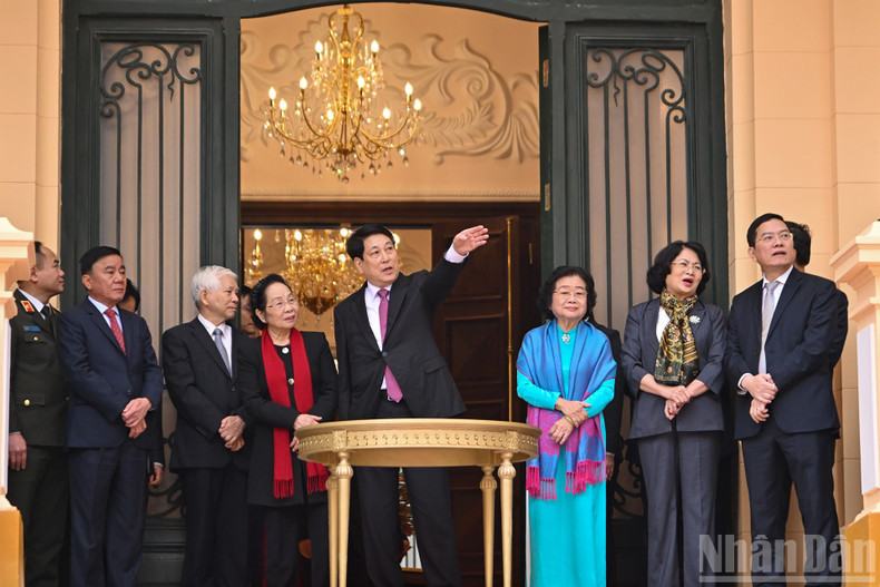 Президент Лыонг Кыонг, постоянный член Секретариата ЦК КПВ Чан Кам Ту вместе с делегатами осматривают новое здание.