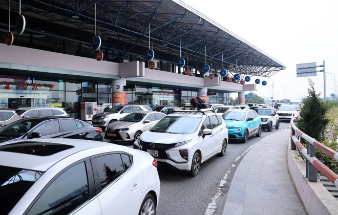 Локальные заторы транспорта на подъезде к терминалу внутренних рейсов во второй половине дня 4 января. Фото: ВИА