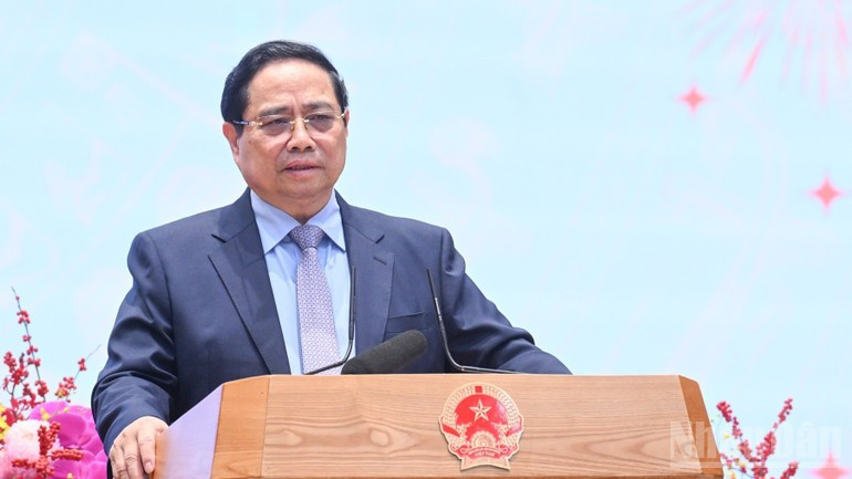 Премьер-министр Фам Минь Тьинь выступает на встрече.