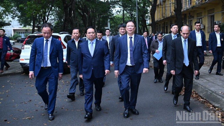 Премьер-министр Вьетнама Фам Минь Тьинь посещает и проводит рабочую встречу в Академии наук и технологий Вьетнама.