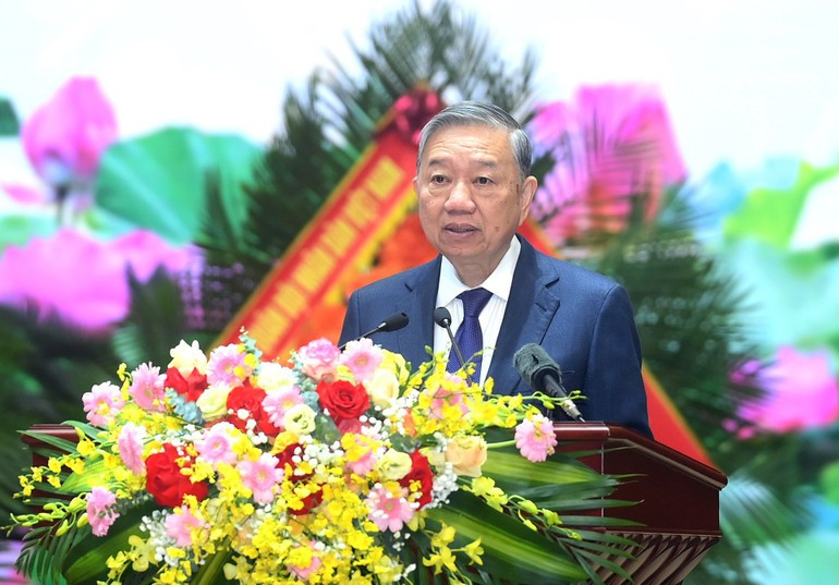 Генеральный секретарь ЦК КПВ То Лам выступает на церемонии.