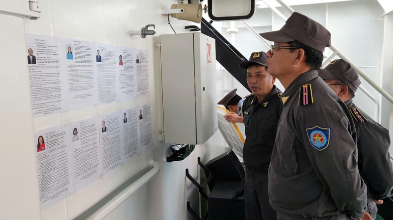 Избиратели внимательно знакомятся с биографиями и служебным путём кандидатов.