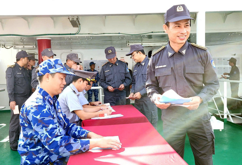После исполнения своего гражданского долга участники голосования делились радостью и чувством ответственности за судьбу страны, находясь на передовом рубеже священных морских границ Вьетнама.