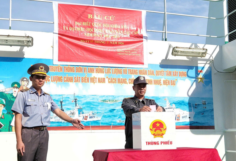 Сотрудник рыбоохраны опускает бюллетени в урну.