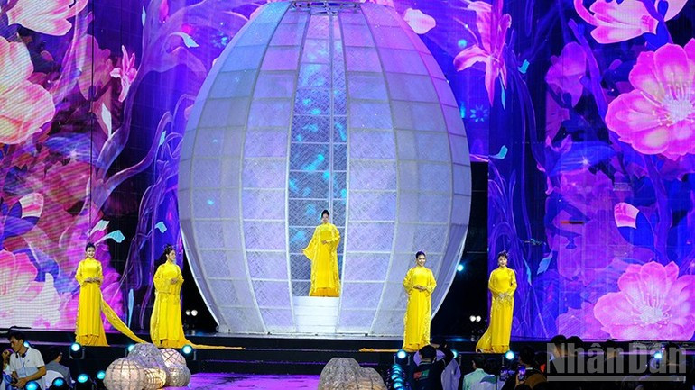 Сцена церемонии открытия оформлена в уникальном стиле. (Фото: Тхэ Ань)