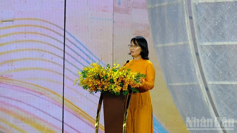 Заместитель председателя Народного комитета города Хошимин Чан Тхи Зьеу Тхюи выступает с речью на открытии фестиваля. (Фото: Тхэ Ань)