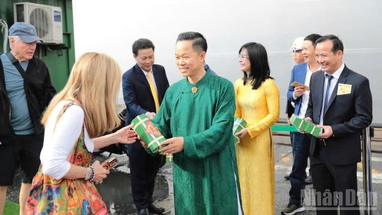 Г-н Нгуен Дык Куинь, генеральный директор Furama Resort, председатель Ассоциации отелей Дананга, вручает памятные подарки первым круизным туристам, посетившим город утром третьего дня Тэта.