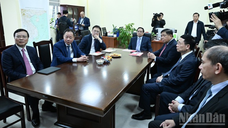 Премьер-министр Фам Минь Тьинь посещает несколько институтов и подразделений Вьетнамской академии наук и технологий.