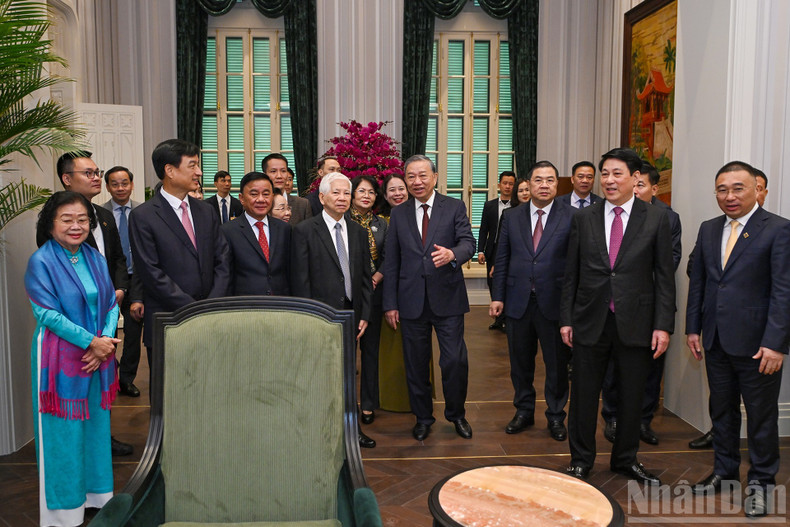 Генеральный секретарь ЦК КПВ То Лам, Президент Лыонг Кыонг, постоянный член Секретариата ЦК КПВ Чан Кам Ту, действующие и бывшие руководители Партии и Государства посещают офис канцелярии Президента.