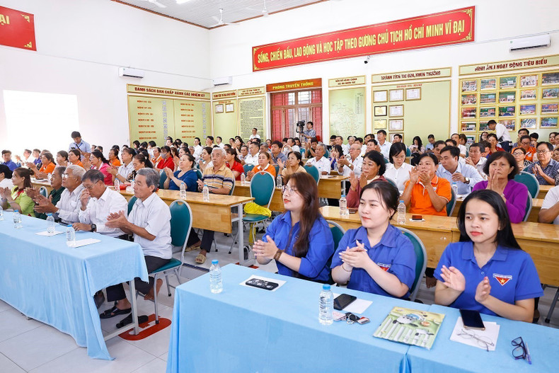 vna-potal-chu-tich-quoc-hoi-tran-thanh-man-tiep-xuc-cu-tri-tai-xa-an-nhon-tay-ho-chi-minh-8617200.jpg