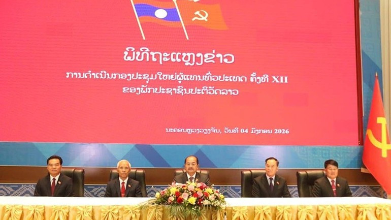 Председатели пресс-брифинга о XII съезде НРПЛ. (Фото: газета Pasaxon)